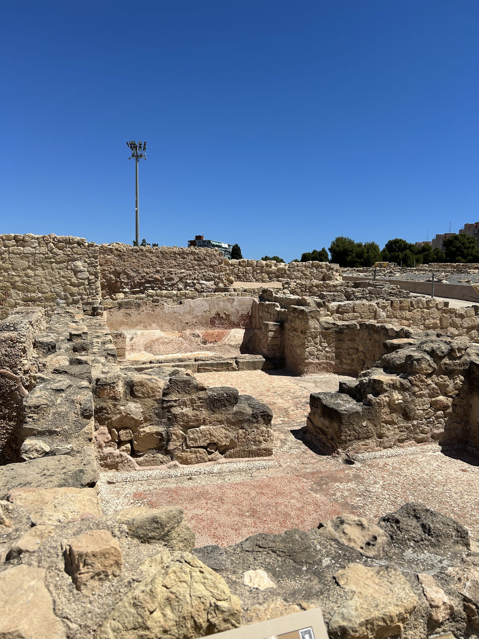 Přečtete si více ze článku Objevování historických pokladů na Platja de Sant Joan: Roman Thermae od Lucentum a veselá dobrodružství