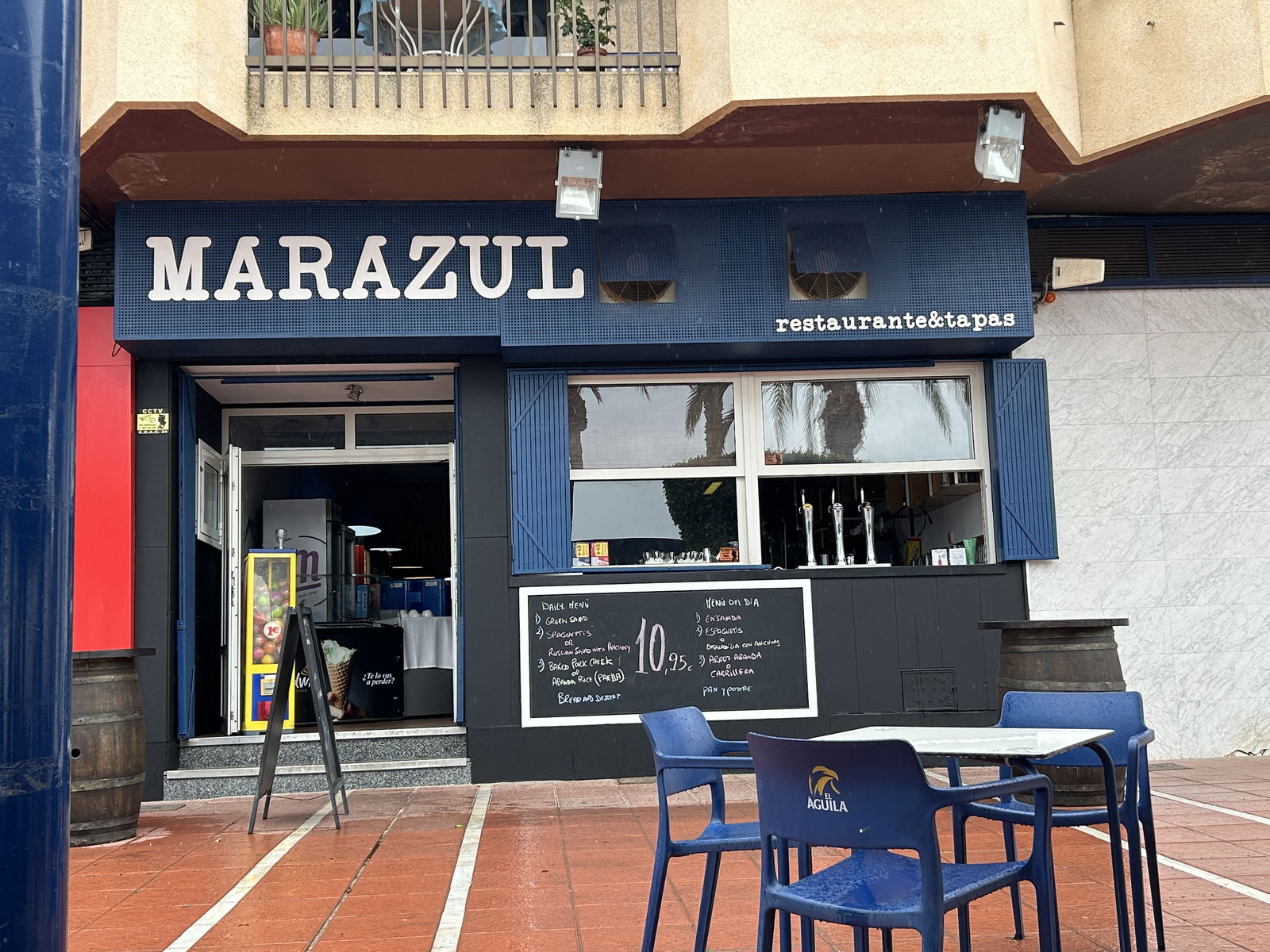 Zvenčí viděná restaurace Marazul v Santiago de la Ribera, s menu vyvěšeným na tabuli.