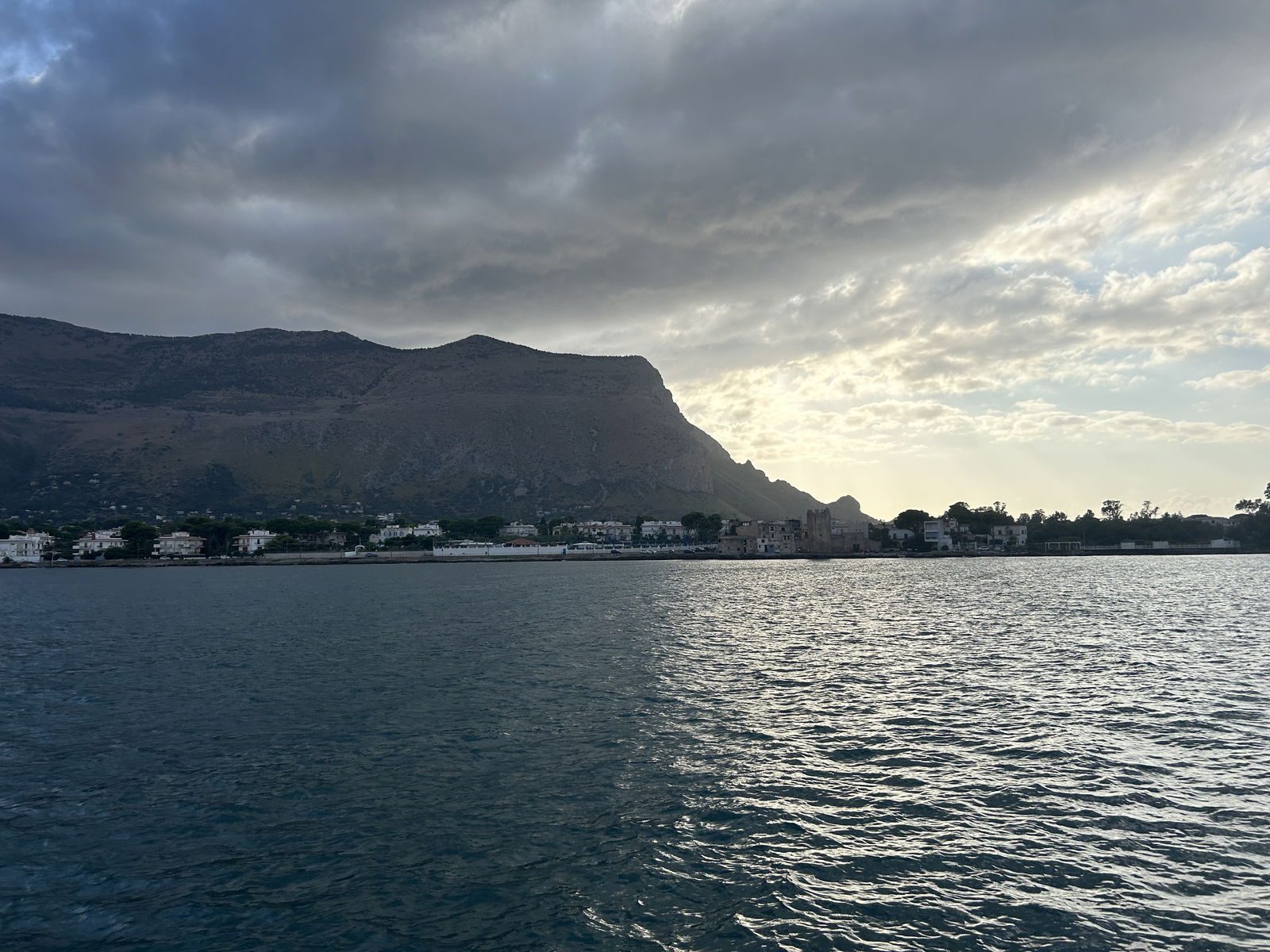 Pohled na město Pozzilo s horami a mořem.