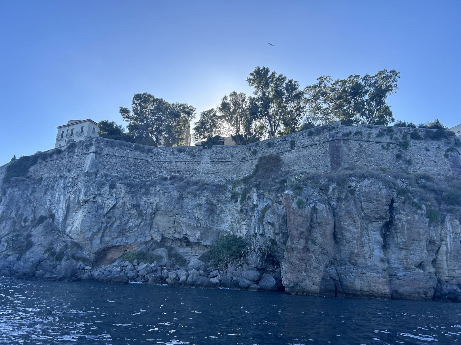 Přečtete si více ze článku Objevte kouzlo Liparských ostrovů: Nocování na kotvišti Castello di Lipari